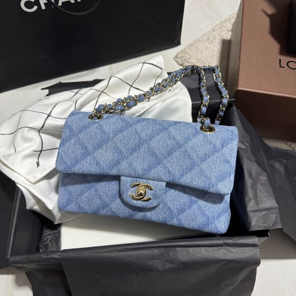 Classic CHANEL Bag: A Stylish and Versatile Choice for Elegance - Picture 1 of 6